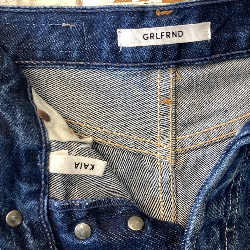 💙 GRLFRND Kaia Distressed Denim Shorts - Picture 3 of 12